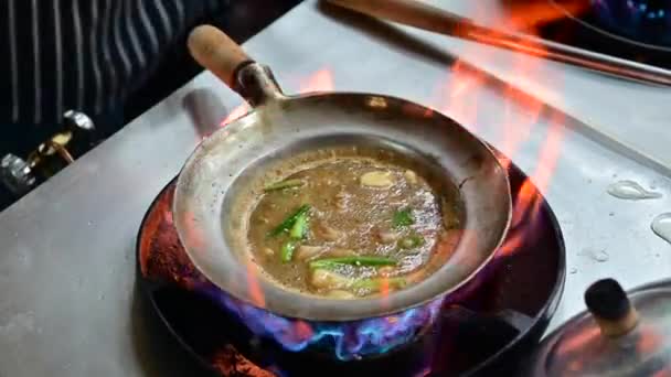 Chefs Chineses Preparam Camarões Assados Com Macarrão Vidro Restaurante Chinatown — Vídeo de Stock