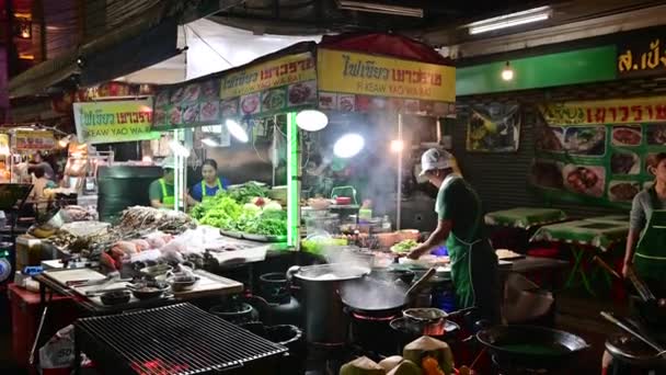 Bangkok Thaiföld December 2019 Chef Főzés Ételeket Keverjük Sütve Utcán — Stock videók