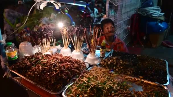 Bangkok Thailand Dezember 2019 Unbekannte Frau Verkauft Wanzen Auf Nachtmarkt — Stockvideo