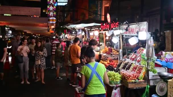 バンコク 2019年12月11日 確認されていない観光客がバンコクのチャイナタウンで忙しい通りを歩く — ストック動画