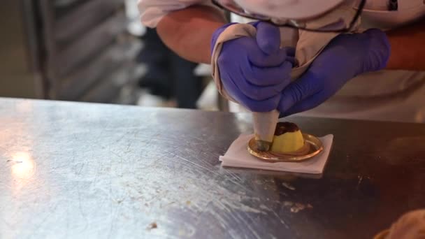 Baker Homem Mãos Espremendo Chantilly Pequeno Cupcake — Vídeo de Stock