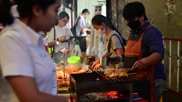 Bangkok Thailand November 2019 Squids Stick Prepared Barbecue Bangkok Street — Stockvideo