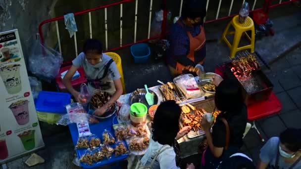 Bangkok Thailand November 2019 Thaise Straat Voedsel Kraam Met Spiesen — Stockvideo