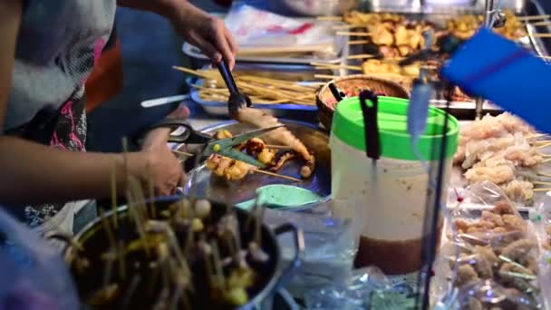 Bangkok Thailand November 2019 Street Food Chef Schneidet Gegrillte Tintenfische — Stockvideo