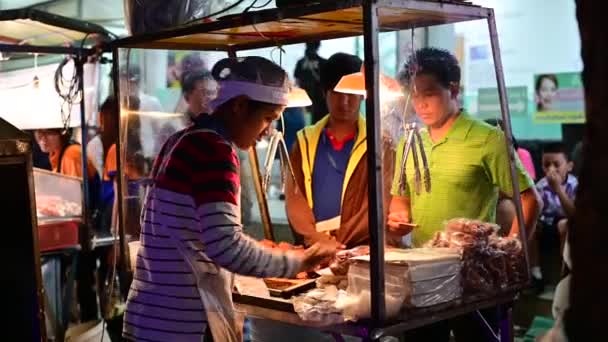 Bangkok Thailand November 2019 Street Food Chef Schneidet Gebratenes Schweinefleisch — Stockvideo