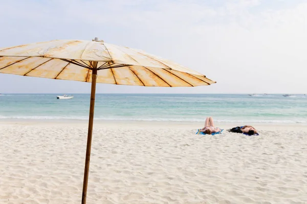 Parasol Doskonałej Plaży Białym Piaskiem — Zdjęcie stockowe