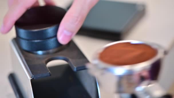 Barista Utilisant Tampon Pour Presser Café Fraîchement Moulu Faire Café — Video