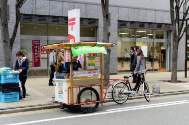 Fukuoka, Japonya - 20 Kasım 2019: Hakata İstasyonu, Fukuoka çevresindeki tanımlanamayan sokak yemekleri satıcısı
