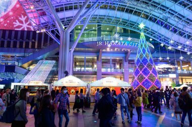 Fukuoka, Japonya - 12 Kasım 2019: Hakata istasyonunda güzel noel ağacı süslemesi