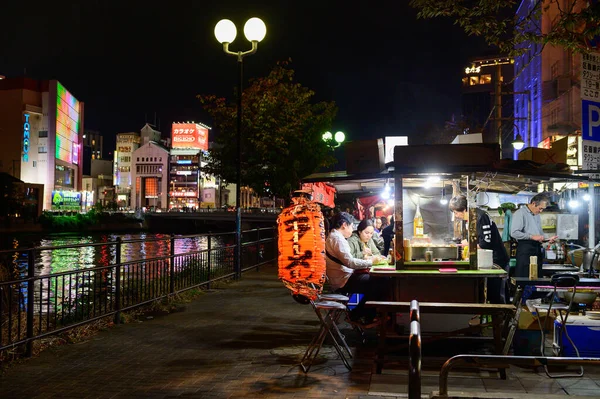 Fukuoka Japonia Listopada 2019 Stoisko Jedzeniem Ulicy Yatai Wzdłuż Rzeki — Zdjęcie stockowe