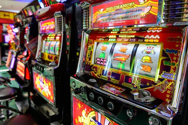Fukuoka, Japonya - 11 Kasım 2019: Japon Pachinko slot makinesi Yodobashi, Hakata