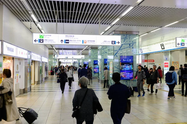 Fukuoka, Japonya - 12 Kasım 2019: Hakata tren istasyonunda yürüyen yolcular, Fukuoka
