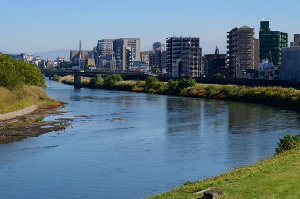 Kumamoto, Japonya - 15 Kasım 2019: Kumamoto 'daki Shirakawa Nehri üzerindeki bir köprünün görüntüsü