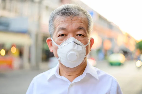 Penobatan Pandemic Orang Tua Jalan Kota Mengenakan Masker Wajah Pelindung — Stok Foto