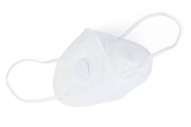 Beyaz arkaplanda N95 maskesi izole edildi