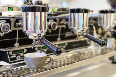 Fincanlı profesyonel kahve makinesi.