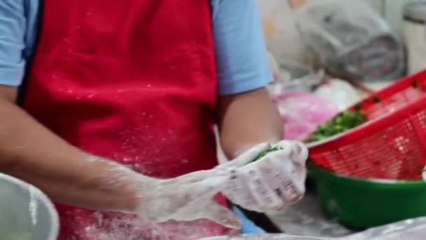 Chef Robi Pierogi Parze Nadziewane Szczypiorkiem — Wideo stockowe