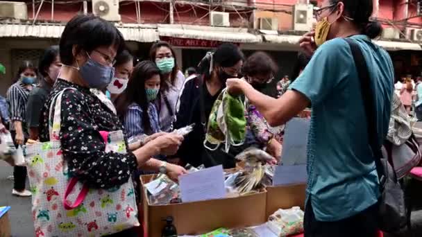 Bangkok Thailand April 2020 Menigte Thaise Mensen Kiezen Gezichtsmasker Bij — Stockvideo