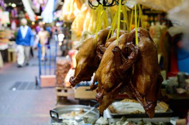 Çin Mahallesi, Bangkok 'taki markette kurutulmuş ördek ipiyle asılı duruyor.