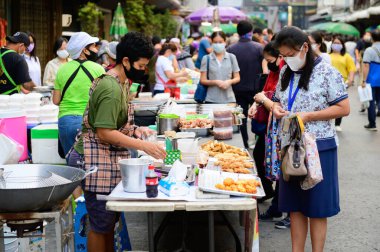 Bangkok, Tayland - 22 Nisan 2020: Tayland halkı Covid 19 virüs salgını nedeniyle tecrit sırasında yiyecek satın aldı