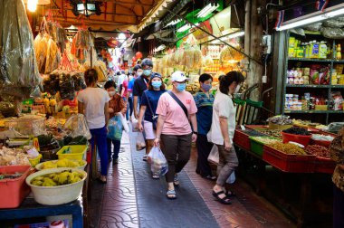 Bangkok, Tayland - 22 Nisan 2020: Çin Mahallesi 'nde veya Yaowarat' ta, covid-19 virüs salgını sırasında Tayland halkı