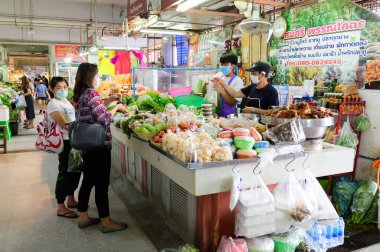 Bangkok, Tayland - 22 Nisan 2020: Tayland halkı Covid 19 virüsü salgını nedeniyle marketten yiyecek satın aldı