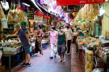 Bangkok, Tayland - 22 Nisan 2020: Taylandlılar Bangkok 'taki karantina sırasında Çin Mahallesi veya Yaowarat' ta piyasada yürüyorlar