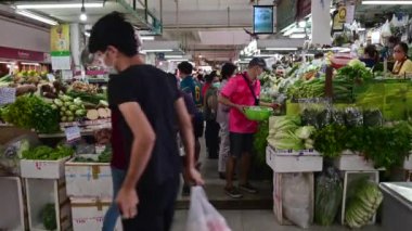 Bangkok, Tayland - 22 Nisan 2020: Taylandlılar, covid-19 virüsü salgını sırasında marketten yiyecek alırken korunmak için cerrahi maske takıyorlar