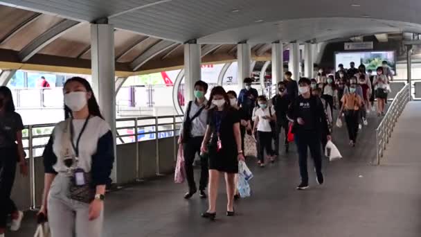 2020 방콕에서의 고열적 바이러스 이후에 사람들은 마스크를 — 비디오