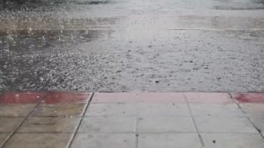 Motorsikletten sıçrama ile yağmurlu havada yol trafiğinin yavaş çekim görüntüsü