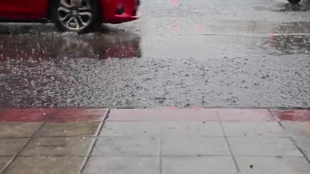 Colpo Rallentatore Del Traffico Stradale Alluvionale Pioggia Con Spruzzi Auto — Video Stock