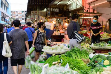 Bangkok, Tayland - 28 Nisan 2020: Huai Kwang Market 'teki Covid 19 virüs salgını nedeniyle Tayland halkı