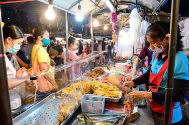 Bangkok, Tayland - 28 Nisan 2020: Tayland halkı Covid-19 virüsü salgını nedeniyle tecrit sırasında yiyecek satın aldı