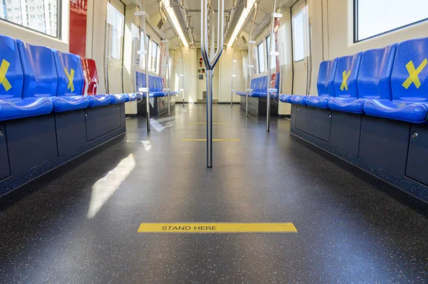 Stå Linjer Golvet Offentliga Tåg Med Social Distans Skydda — Stockfoto
