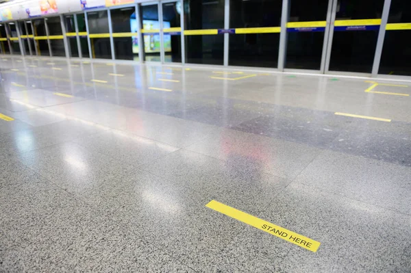 Subway Platform Yellow Line Words Stand Here Keep Your Distance — Stock Photo, Image