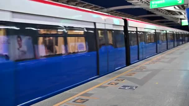 Bangkok Thailand Mai 2020 Züge Kommen Bahnsteig Reisende Tragen Gesichtsmasken — Stockvideo