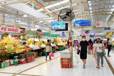 Bangkok, Tayland - 2 Mayıs 2020: Bangkok 'ta insanlar Tor Kor pazarına girdiler veya Bangkok-19 karantinasında