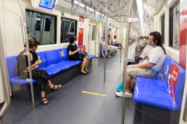 Bangkok, Tayland - 2 Mayıs 2020: Metro treni yolcusu covid-19 karantinasında maske takıyor