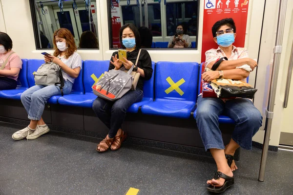 Bangkok Thajsko Května 2020 Maska Nošení Cestujících Sedí Podzemní Dráze — Stock fotografie