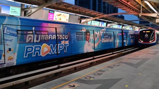 Bangkok Thailandia Maggio 2020 Treni Arrivano Binario Nell Ora Punta — Video Stock