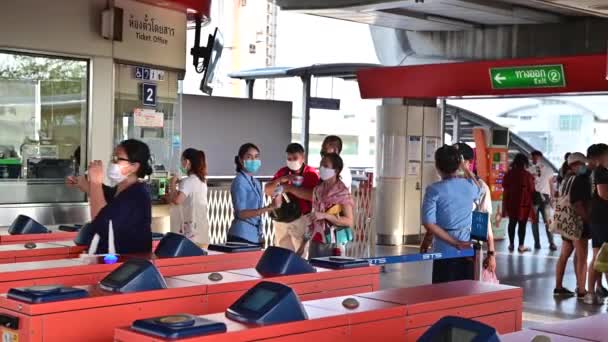 泰国曼谷 2020年5月9日 在曼谷根据Covid 19病毒检疫检查售票口的温度 — 图库视频影像
