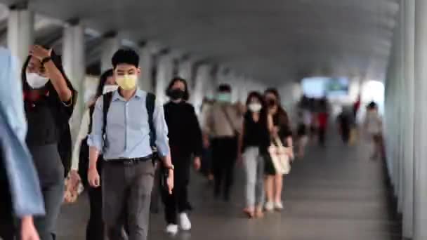 Zaman Aşımı Asyalı Ofis Çalışanı Yaya Geçidinde Yürürken Maske Takıyor — Stok video