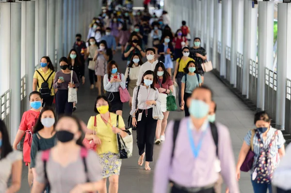 Pebisnis Memakai Masker Bedah Untuk Mencegah Wabah Koronavirus Pada Jam — Stok Foto