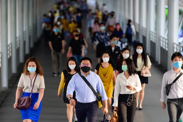 Orang Orang Memakai Masker Bedah Berjalan Stasiun Kereta Bawah Tanah — Stok Foto