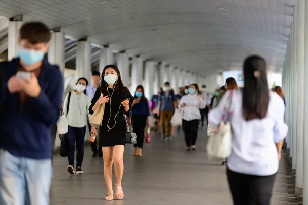 Kerumunan Orang Asia Mengenakan Perlindungan Wajah Dari Infeksi Virus Corona — Stok Foto