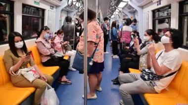 Bangkok, Tayland - 12 Mayıs 2020: Kalabalık saatlerde metro trenine binen yolcular maske takarak COVid-19 virüsünden korunuyor