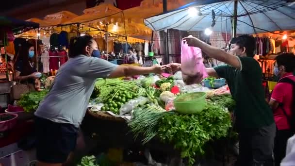 Bangkok Thailand Mei 2020 Orang Orang Berbelanja Pasar Malam Dengan — Stok Video