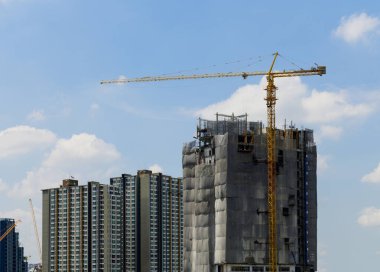 İnşaat vinçleri yeni konut kompleksinde çalışıyor