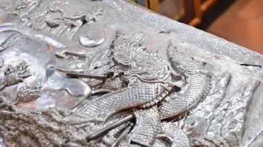 4K El ustasının Gümüş çatal bıçaklara vuruşu