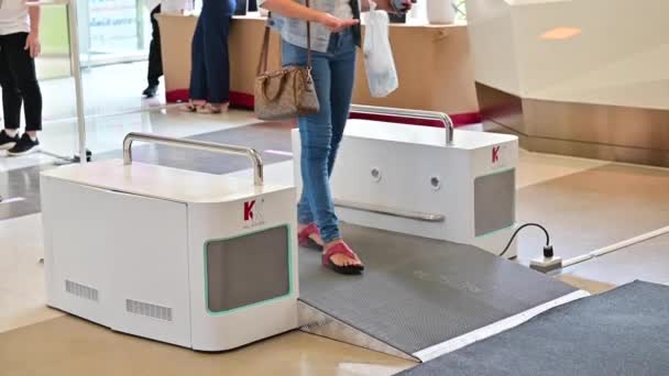 Bangkok Thaïlande Mai 2020 Les Chaussures Automatiques Désinfectées Nettoient Mécanique — Video